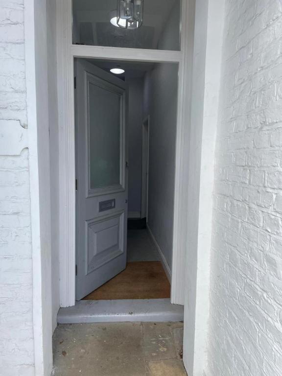 Stylish 1 Bed Flat With Private Terrace In Wimbledon - 3 The Queens ロンドン エクステリア 写真