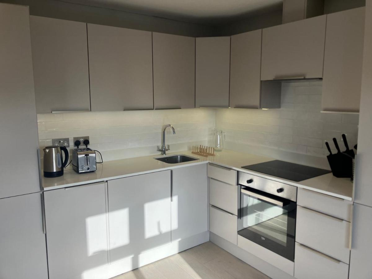 Stylish 1 Bed Flat With Private Terrace In Wimbledon - 3 The Queens ロンドン エクステリア 写真