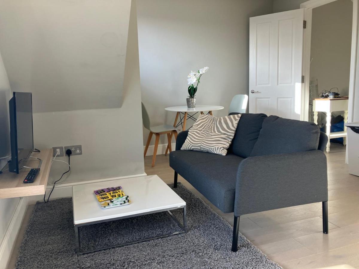 Stylish 1 Bed Flat With Private Terrace In Wimbledon - 3 The Queens ロンドン エクステリア 写真