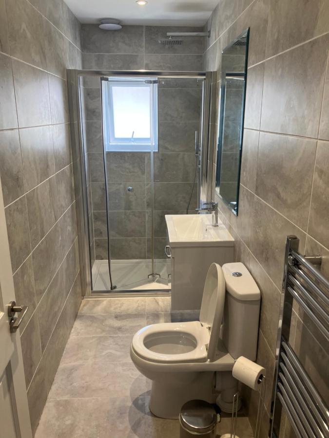 Stylish 1 Bed Flat With Private Terrace In Wimbledon - 3 The Queens ロンドン エクステリア 写真